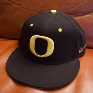 Black Nike Oregon Ducks hat (Size 7 3/4)